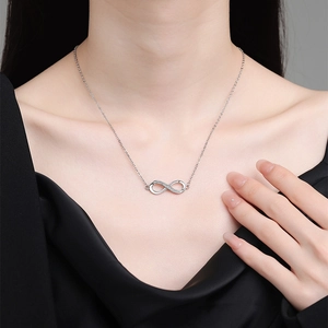 Silberne Infinity-Halskette mit Zirkonia-Steinen an einem weiblichen Model