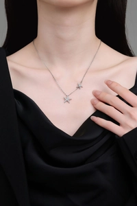 Détail du collier double étoile de mer avec pavé de diamants sur chaîne argentée
