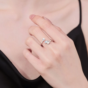 Bague ouverte ajustable avec éléphant et perle, pierre bleue et détails étincelants