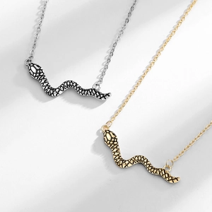 Collana vintage a serpente con scaglie testurizzate su una semplice catena a O