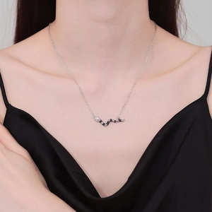Collana vintage a serpente in argento con smalto bianco e nero su catenina a maglia O