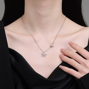 Collier avec double pendentif étoile de mer et cristaux blancs sur chaîne argentée