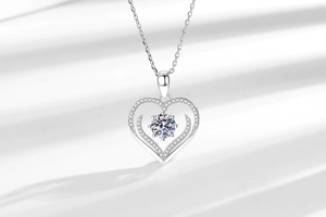 Macro del ciondolo a cuore in argento con pietra principale e pavé di cristalli brillanti