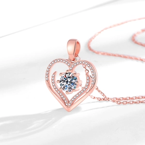 Collana con pendente a cuore in oro rosa con zirconi brillanti su sfondo bianco