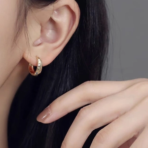 Boucles d'oreilles créoles argentées avec zircons bleus et blancs en forme d'étoile et lune