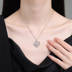 Elegante collana con pendente a cuore e pietra portafortuna su una modella donna