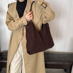 Bruine teddy fleece tote tas met leren riemen gedragen door model in herfststijl