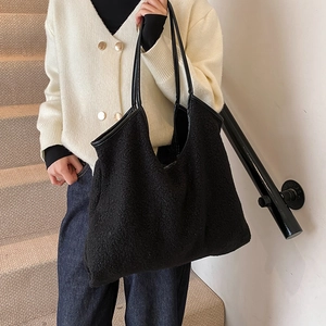 Grote zwarte fleece draagtas voor dames met zachte lamsvelstijl en leren hengsels