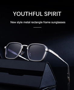 Lunettes de soleil rectangulaires en métal argenté sur un étui rigide noir haut de gamme