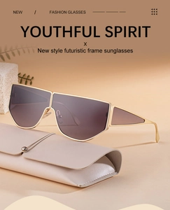 Détail de lunettes de soleil futuristes dorées avec verres dégradés et étui en cuir