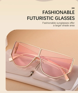 Détail de lunettes de soleil futuristes dorées avec verres dégradés et étui en cuir