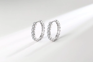 Vue détaillée de boucles d'oreilles créoles en argent S925 avec pavé de zircons fins