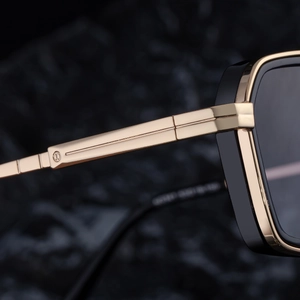 Lunettes de soleil punk carrées noir et or avec branches en métal et charnières fines