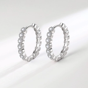 Boucles d'oreilles créoles en argent serties de zircons, photo de produit minimaliste