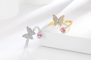 Détails des bagues papillon or et argent avec pierres coeur rose et zircons