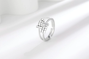 Gros plan d'une bague anti-stress en argent avec cylindres rotatifs et pierres de zircon