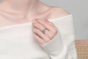 Détail d'une bague rotative boulier en argent avec perles mobiles et accents diamants