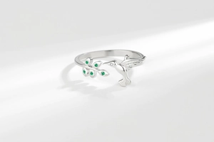 Détail de la bague colibri en argent avec feuilles vertes marquise et anneau ajustable