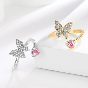 Bague papillon raffinée avec pierre de cœur rose et pavage en zircone étincelant
