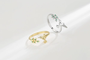 Gros plan du poinçon S925 et des pierres vertes sur la bague colibri ajustable
