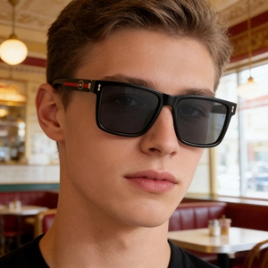 Gafas de sol cuadradas negras para hombre con franjas laterales en ambiente vintage