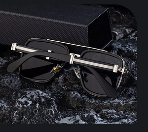 Lunettes de soleil polarisées carrées pour hommes avec charnières argentées sur fond de roche