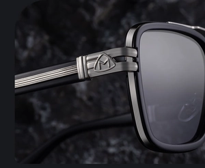 Détail de lunettes de soleil polarisées avec branches métalliques et logo de bouclier