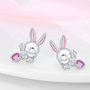 Boucles d'oreilles lapin en argent S925 avec zircon cœur rose et fleurs sur fond blanc