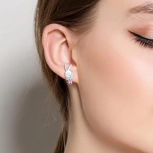 Boucles d'oreilles lapin minimalistes avec zircon rose en forme de cœur sur modèle