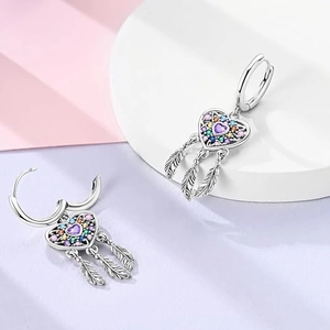 Boucles D'oreilles Créoles Attrape-Rêves Cœur Cuivre Avec Zircones Multicolores Et Plumes Bijoux Bohèmes Pour Femme