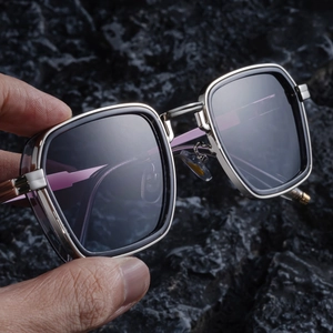 Lunettes de soleil carrées en métal argenté pour homme avec design punk