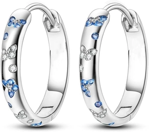 Détail de créoles en argent serties de zircons bleus et blancs avec motifs de papillons
