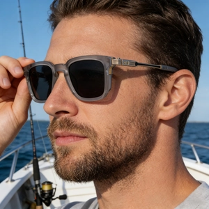 Détails de lunettes de soleil carrées polarisées avec monture grise et décorations dorées