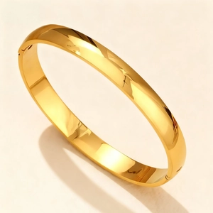 Détail d'un bracelet en acier doré poli de 8mm montrant la charnière et le fini miroir