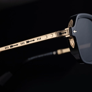 Fashionable square polarized sunglasses for men with luxury engraved gold metal temples
