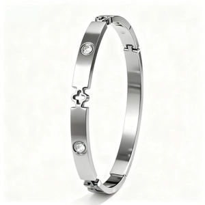 Détail du bracelet en acier inoxydable argenté avec trèfle évidé et cristaux brillants