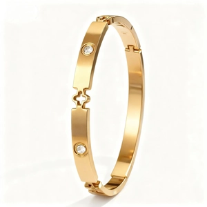 Détail d'un bracelet doré en acier inoxydable avec fleur en nacre et zircons