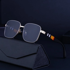 Occhiali da sole squadrati oversize alla moda con montatura dorata e aste a righe