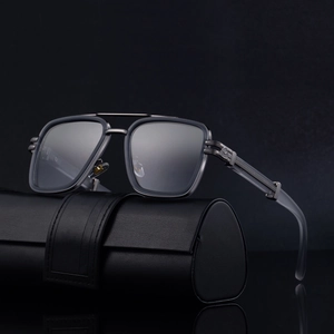 Lunettes de soleil polarisées carrées avec monture en métal gris et double pont sur fond noir