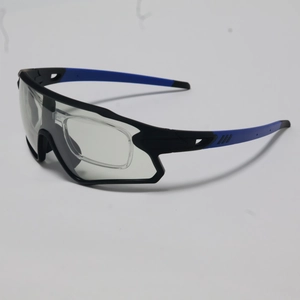 Detail der Sportsonnenbrille mit blau-schwarzem Rahmen und abnehmbarem Myopie-Einsatz