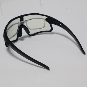 Detail der Radsportbrille mit schwarzem Rahmen und abnehmbarem Innenrahmen für Brillenträger