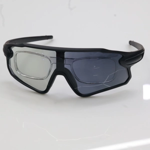 Detail der Sport-Radbrille mit photochromen Gläsern und abnehmbarem Kurzsichtigkeitsrahmen