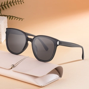 Classic black square polarized sunglasses for women with nylon lenses and a beige leather case