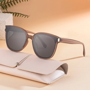 Fashionable square polarized sunglasses for women with brown frame and nylon lenses
