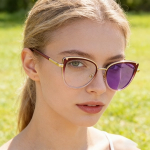 Photo en extérieur de lunettes œil de chat montrant la transition du verre vers le violet