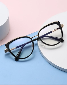 Vue détaillée de lunettes œil-de-chat montrant les numéros et le pont en métal doré