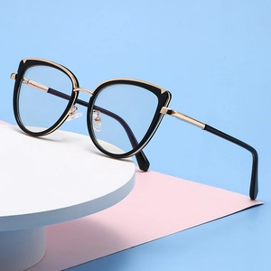 Occhiali da sole cat-eye da donna con montatura nera e raffinati dettagli in metallo oro