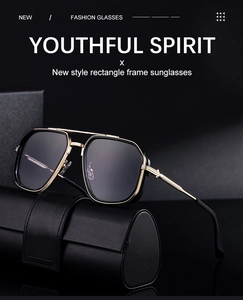 Gros plan sur des lunettes de soleil carrées modernes avec monture en métal noir et or