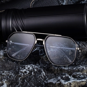 Lunettes de soleil punk carrées 2025 avec double pont noir et or sur une roche