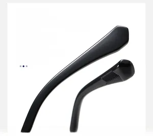 Gros plan sur les embouts de branches noirs antidérapants au design ergonomique